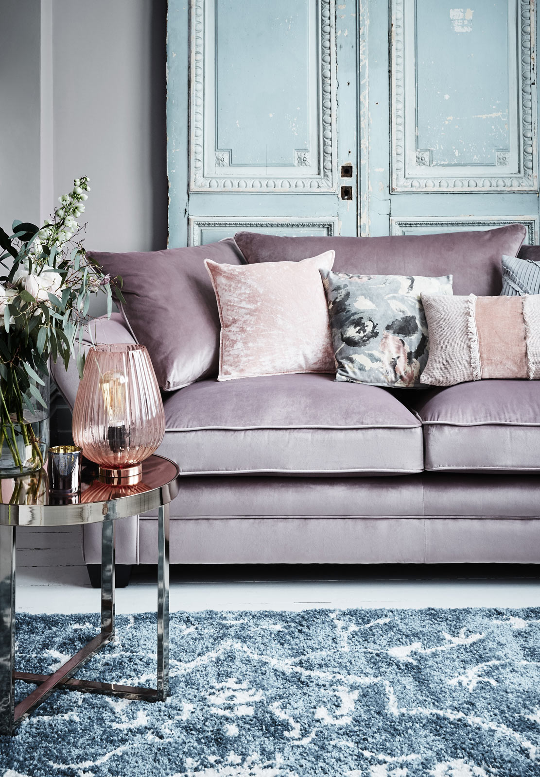 Velvet upholstery for a shimmering effect for living room decor - Beautiful Homes