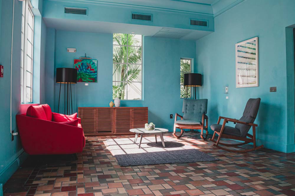 Tropical blue living room interiors for your beach house - beautiful Homes