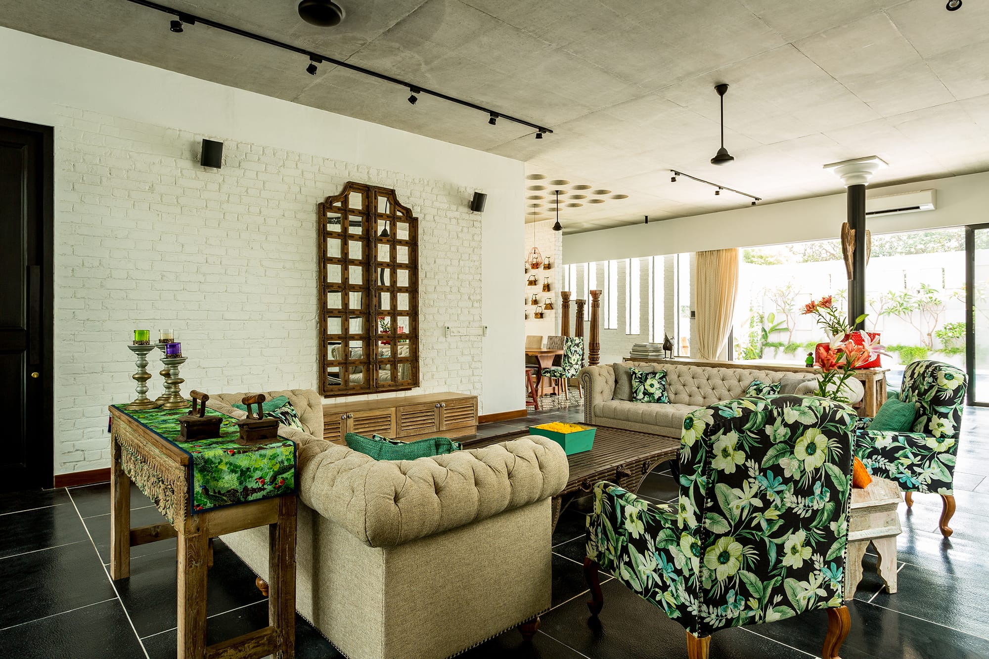 The living room in the vacation home is in sync with its tropical context - Beautiful Homes
