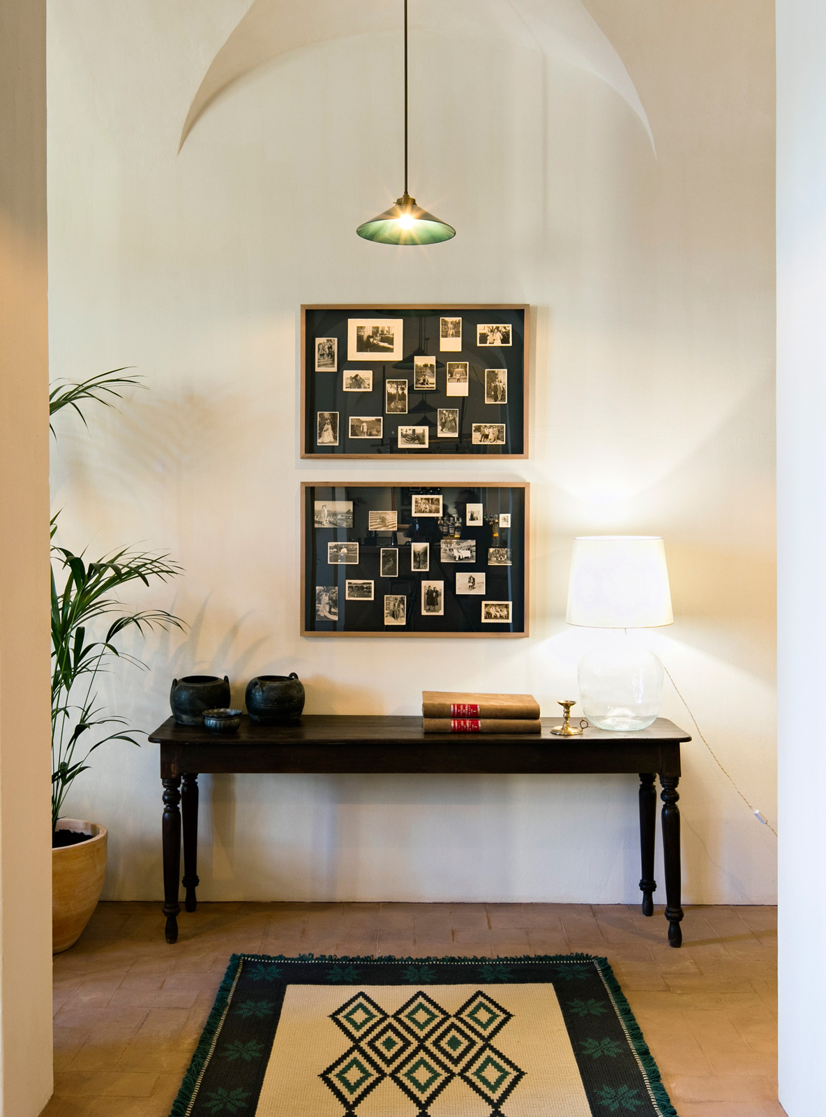 The entryway decorated with dhurrie, console and peg boards - Beautiful Homes