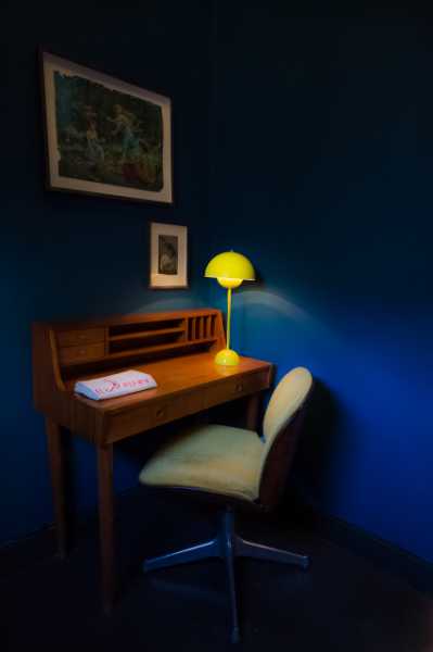 Home office interior design with sturdy desk and ergonomic chair - Beautiful Homes