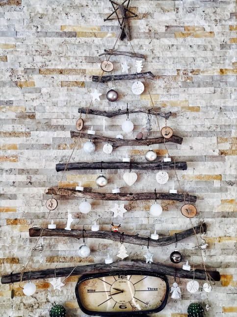 DIY wall decoration for bedroom with christmas tree placed on vintage clock - Beautiful Homes