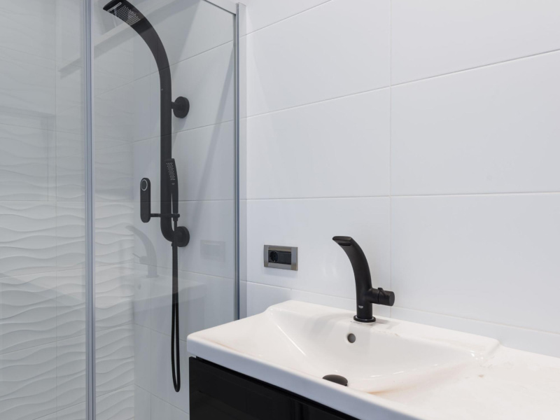 Ceramic or porcelain tiles for your guest bathroom design - Beautiful Homes