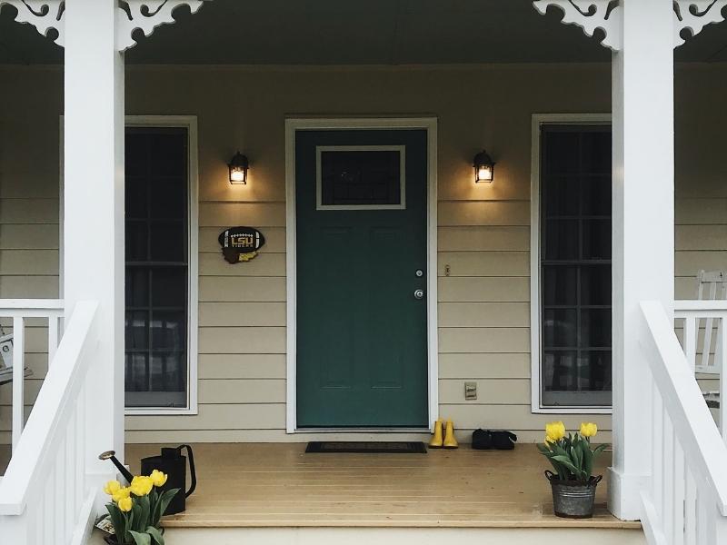 Statement pendant lights for your front porch design - Beautiful Homes