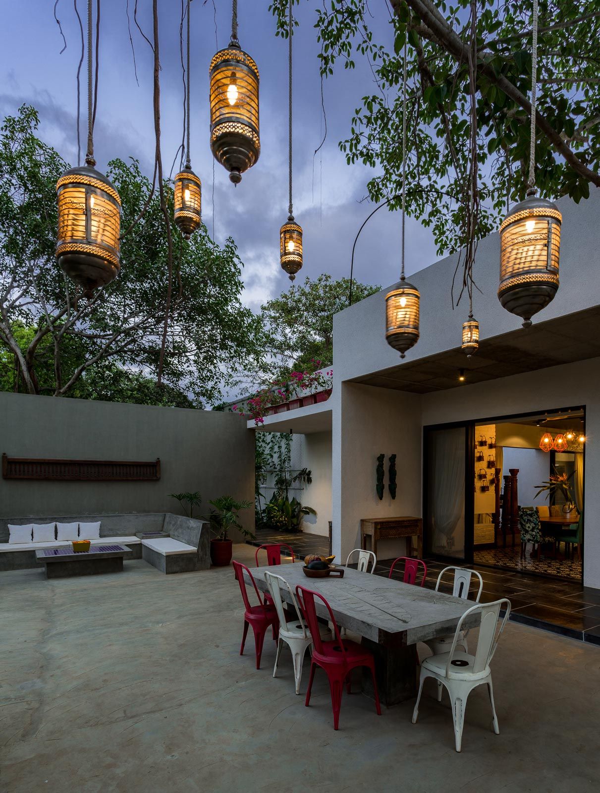 Outdoor setting with a grey, cement-finished look - Beautiful Homes