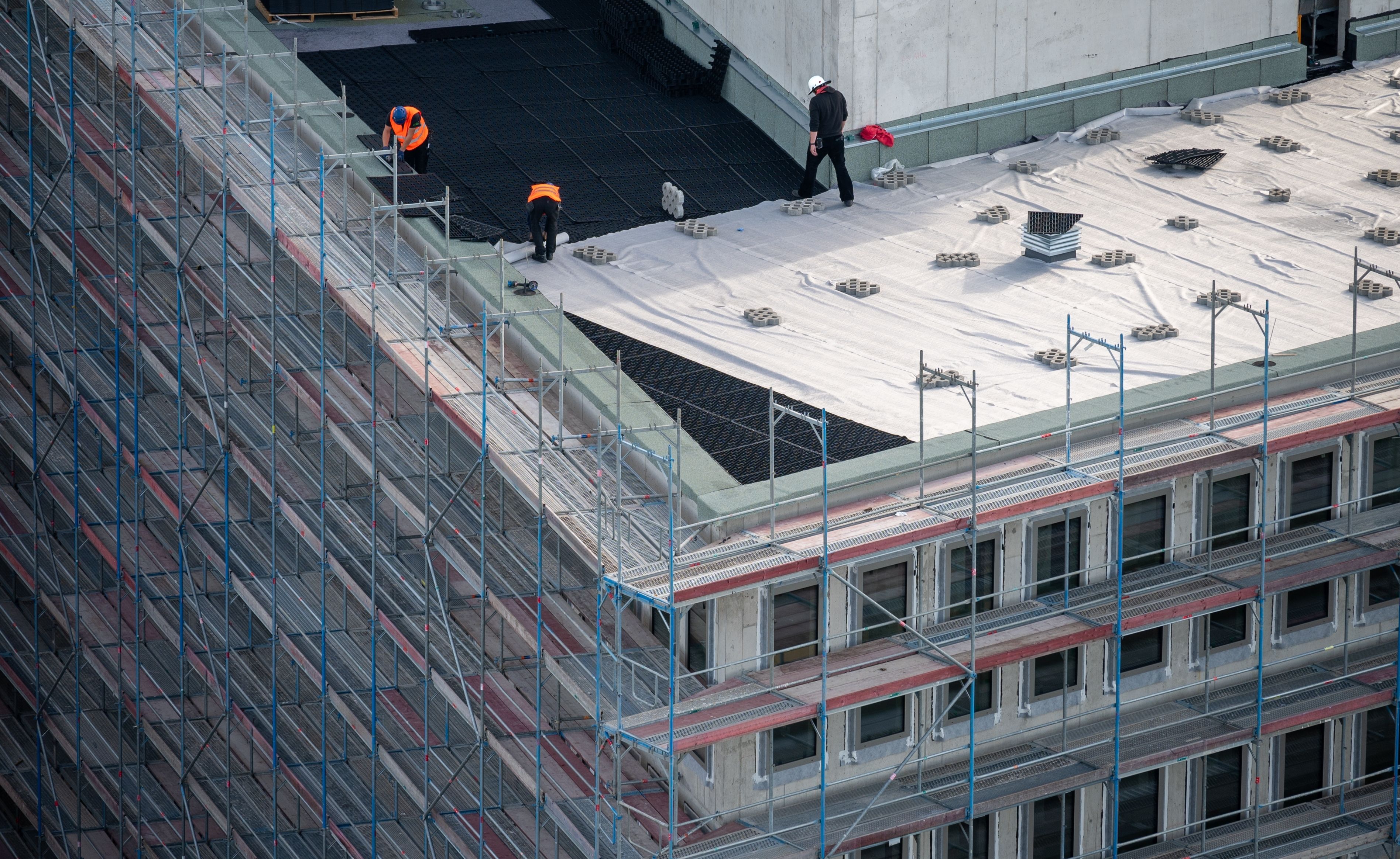 Combo Roofing Systems: Combining Waterproofing and Insulation for Maximum Performance